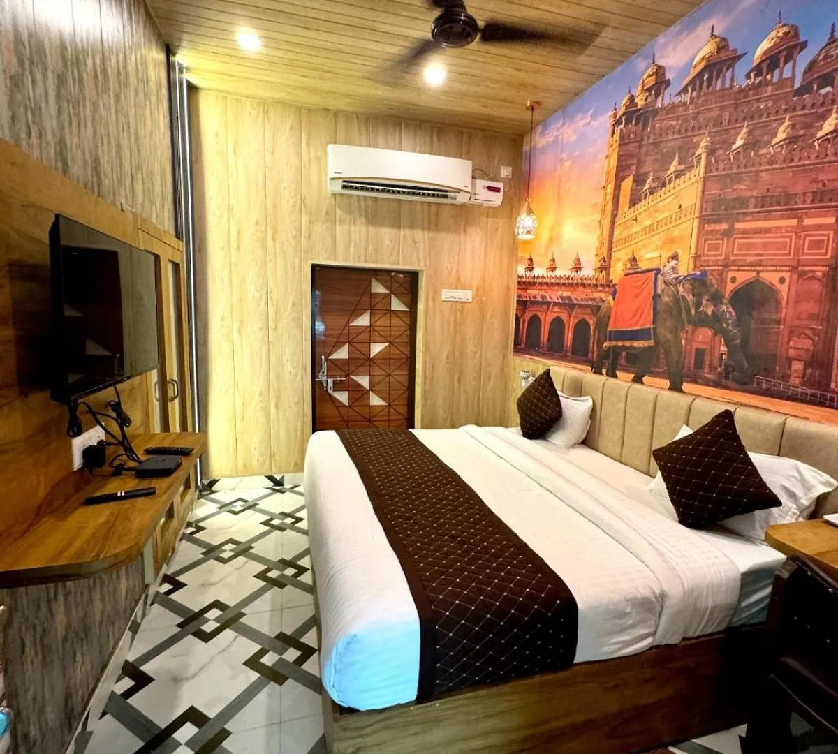 Hotel Ambassador ורנאסי 3*,