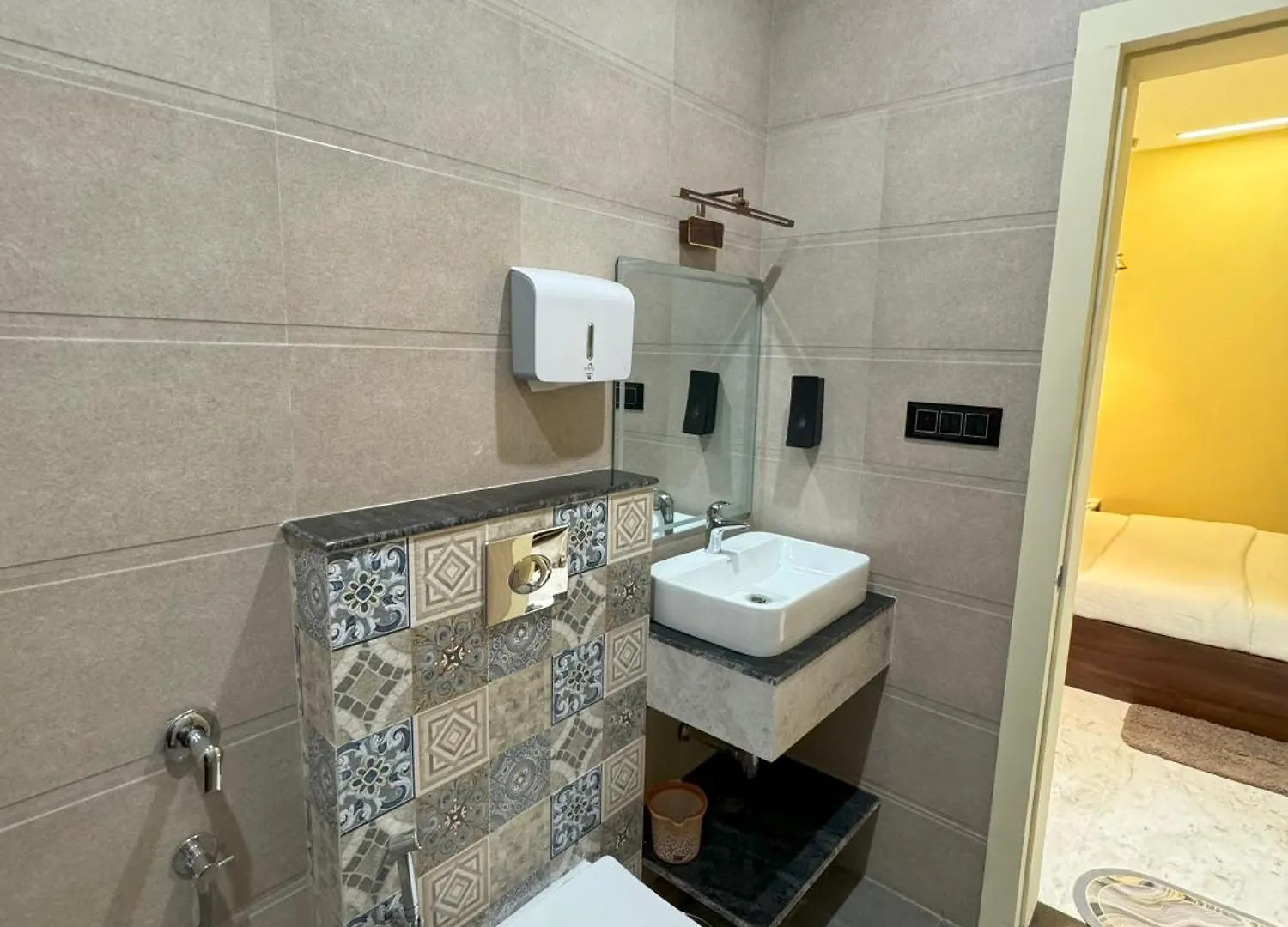 Hotel Ambassador ורנאסי 3*,
