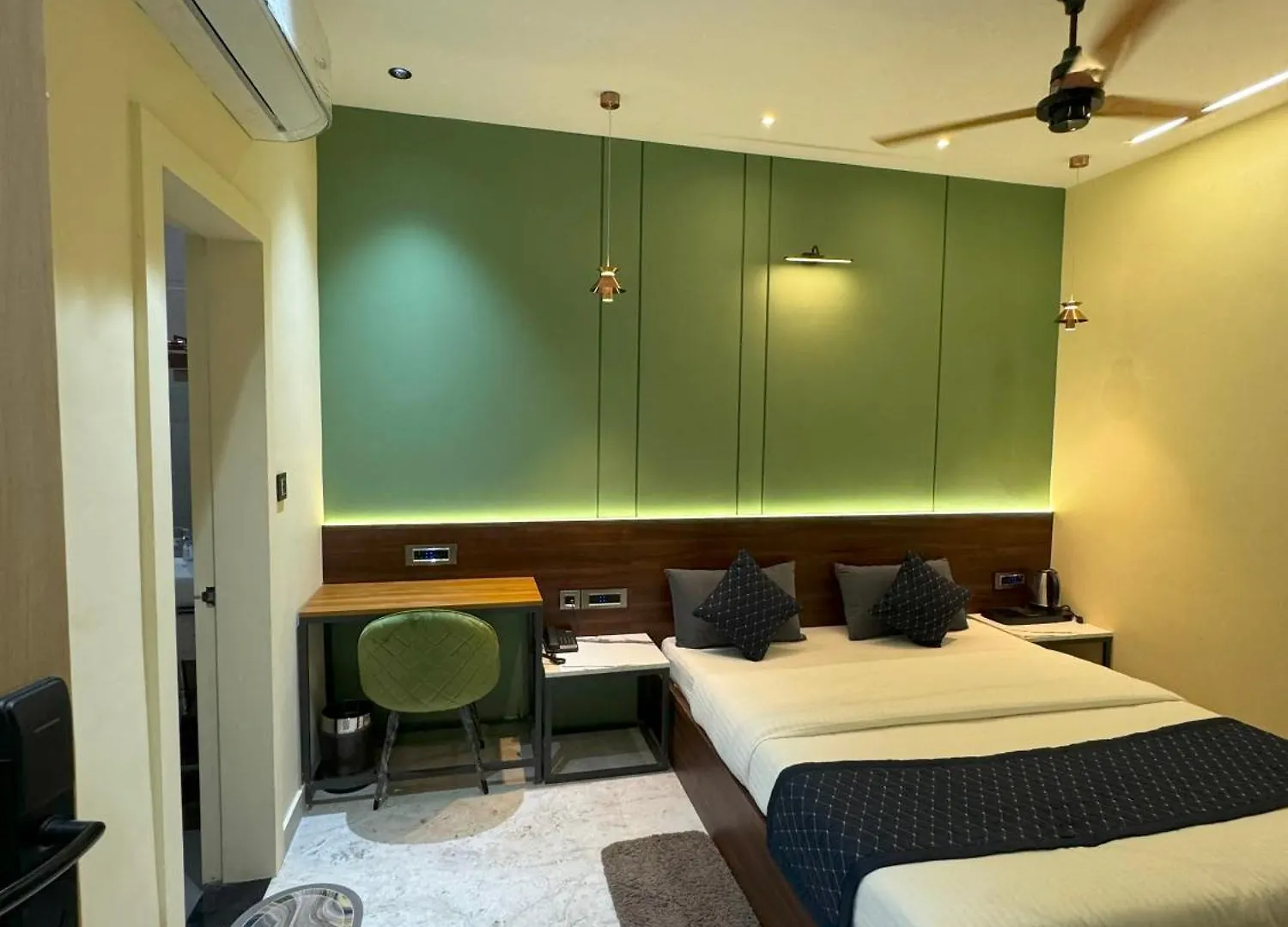 Hotel Ambassador ורנאסי 3*,  הודו