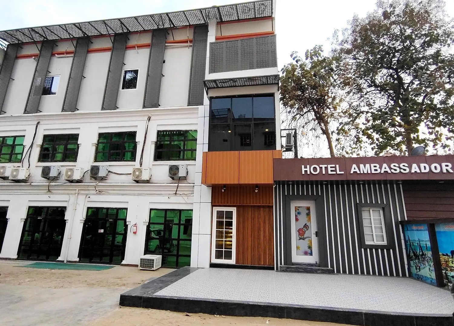 Hotel Ambassador ורנאסי